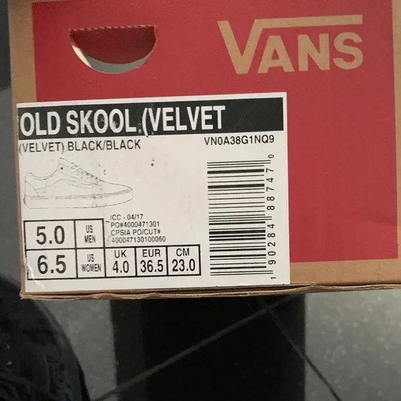 Vans Old Skool Velvet Men’s Black Sneakers - Picture 8 of 8